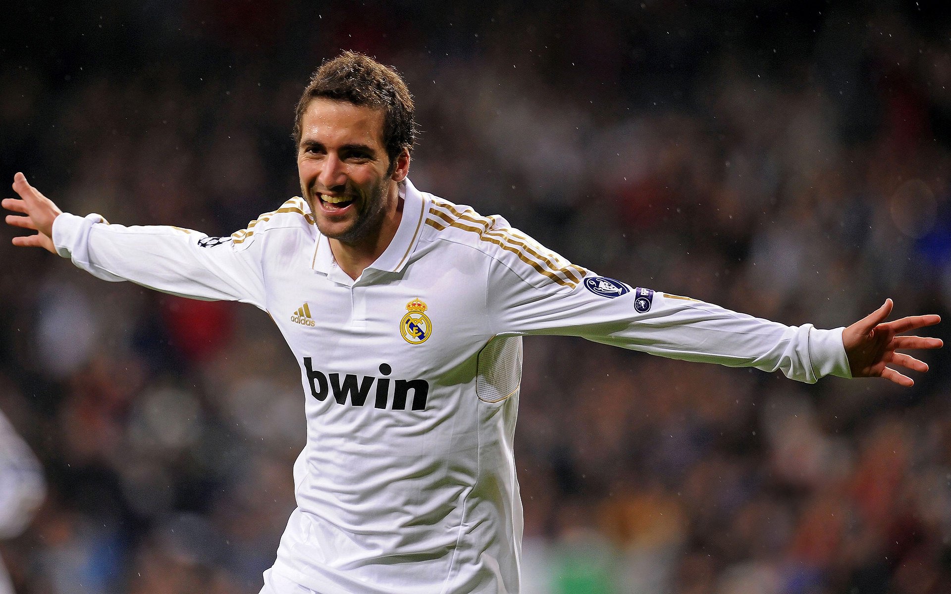 “德国足球火药味十足，争冠局势日益激烈”，德国足球强大